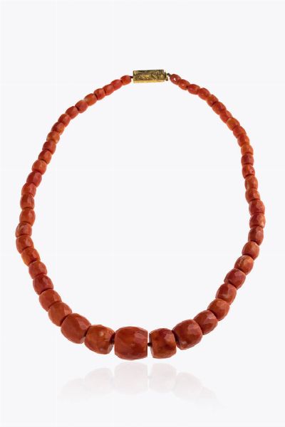 COLLANA : Peso gr 77 3 Lunghezza cm 50 composta da barilotti sfaccettati di corallo color salmone a scalare dal diam di mm 6 5 a 16 3. Chiusura in oro a bassa caratura a barilotto Accompagnato da certificato  telematico di autenticit Ce.S.Ar. Centro Studi Archeometrici.  - Asta Asta 205 Gioielli - Associazione Nazionale - Case d'Asta italiane