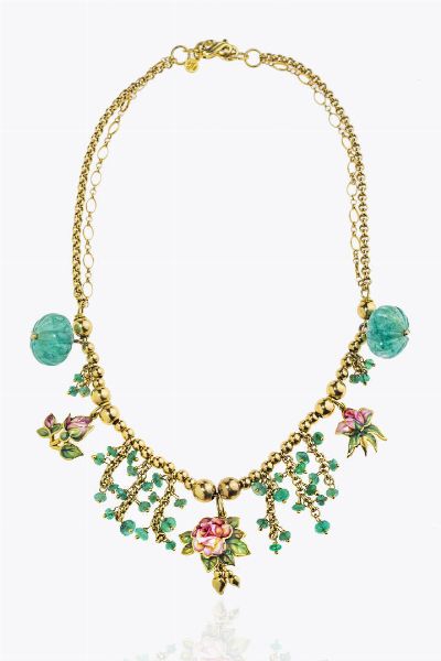 GABRIELLA RIVALTA : Lunghezza cm 40 Peso gr 43 4 Girocollo in oro giallo  firmato Gabriella Rivalta  con rose smaltate  dischi e sfere fesonate di smeraldi dal diam di mm 16 5 ca e 3 ca  - Asta Asta 205 Gioielli - Associazione Nazionale - Case d'Asta italiane