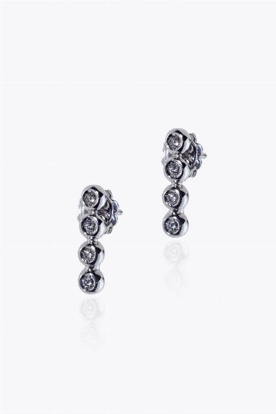 COPPIA DI ORECCHINI : Peso gr 4 1 in oro bianco  modello tennis  con diamanti taglio brillante per totali ct 0 16 ca  - Asta Asta 205 Gioielli - Associazione Nazionale - Case d'Asta italiane