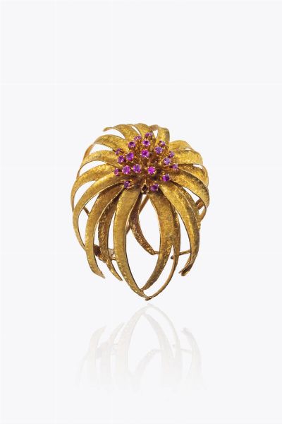 SPILLA : Peso gr 15 3 cm 5x3 in oro giallo  a cespuglio  con foglie satinate ed al centro piccoli rubini  - Asta Asta 205 Gioielli - Associazione Nazionale - Case d'Asta italiane