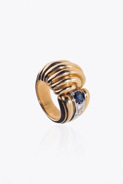 ANELLO : Peso gr 17 3 Misura 8 (48) in oro rosa  anni '40  sommit a voluta al centro zaffiro taglio ovale di ct 0 50 ca e due diamanti taglio brillante di vecchio taglio per totali ct 0 20 ca  - Asta Asta 205 Gioielli - Associazione Nazionale - Case d'Asta italiane