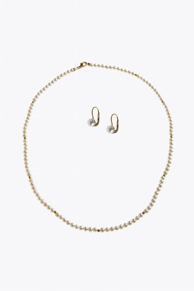 DEMI-PARURE : Lunghezza cm 43 composta da girocollo e coppia di orecchini a lobo  con perline giapponesi e di acqua dolce del diam. di mm 3 5 e 7 ca. Chiusura e distanziali in oro giallo  - Asta Asta 205 Gioielli - Associazione Nazionale - Case d'Asta italiane