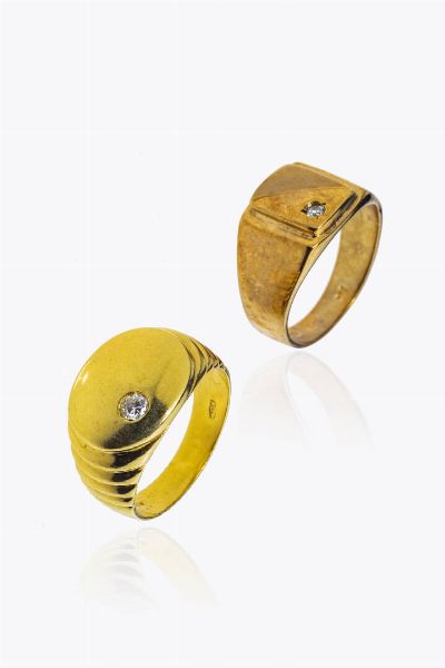 LOTTO DI DUE ANELLI DA UOMO : -in oro giallo 9 Kt  sommit rettangolare con un diamante taglio brillante di ct 0 07 ca. Peso gr 6 7. Misura 23 (63) --in oro giallo  sommit ovale con un diamante taglio brillante di ct 0 10 ca. Peso gr 9 7. Misura 22 (62)  - Asta Asta 205 Gioielli - Associazione Nazionale - Case d'Asta italiane