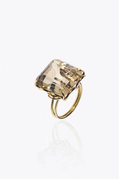 ANELLO : Peso gr 12 2 Misura 22 (52) in oro giallo con grande quarzo fum� taglio rettangolare  - Asta Asta 205 Gioielli - Associazione Nazionale - Case d'Asta italiane