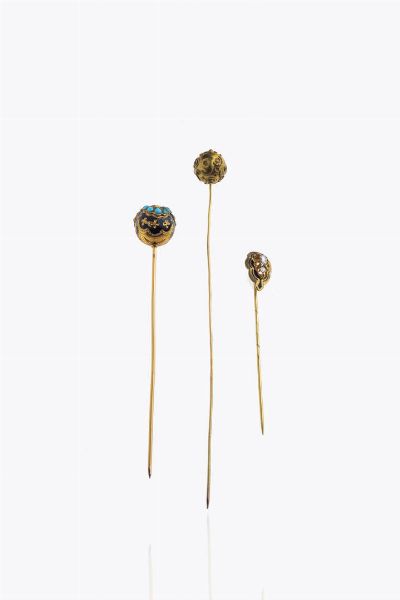 LOTTO DI TRE SPILLONI : Peso gr 11 5 in oro giallo: il primo con sfera lavorata a filigrana  il secondo con smalto nero e semisfere di turchesi; il terzo con due rosette di diamanti per totali ct 0 25 ca  - Asta Asta 205 Gioielli - Associazione Nazionale - Case d'Asta italiane