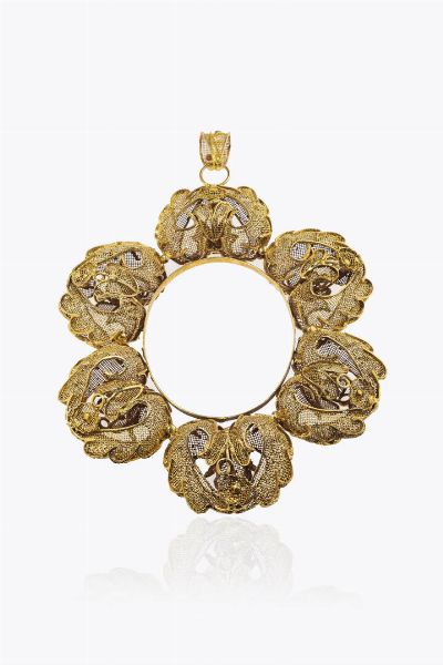 GRANDE CIONDOLO : Peso gr 32 5 cm 12x9 in argento dorato  XIX secolo  lavorato a filigrana  - Asta Asta 205 Gioielli - Associazione Nazionale - Case d'Asta italiane