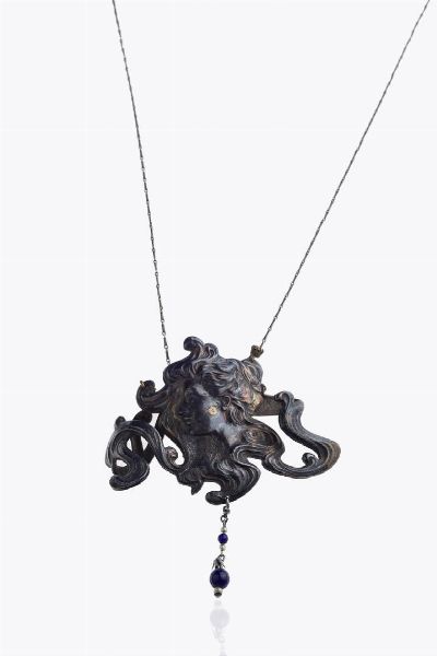 CATENA CON CIONDOLO : Peso gr 30 1 in argento  epoca Liberty  raffigurante profilo di fanciulla.  - Asta Asta 205 Gioielli - Associazione Nazionale - Case d'Asta italiane