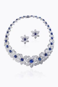 IMPORTANTE DEMI-PARURE - Peso gr 127 2 composta da girocollo e coppia di orecchini con fiori in diamanti taglio brillante per totali ct  [..]