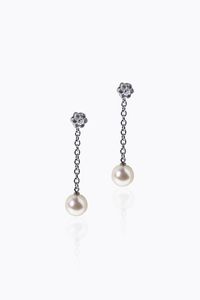 COPPIA DI ORECCHINI - Peso gr 6 4 in oro bianco  fiori ai lobi in diamanti taglio brillante per totali ct 0 15 ca  terminanti con due  [..]