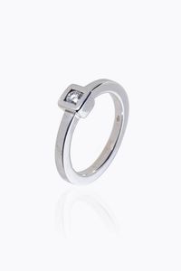 ANELLO - Peso gr 9 1 Misura 22 (62) in oro bianco con al centro diamante solitario di ct 0 12 ca  probabile colore G-H  [..]