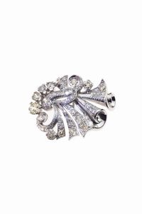 SPILLA - Peso gr 26 7 5x3 cm in platino  anni '30  a volute in diamanti taglio brillante di vecchio taglio e 8/8 per totali  [..]