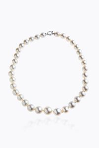 GIROCOLLO - Lunghezza cm 46 composto da un filo di perle australiane dal diam. di mm 11 a 14 2. Chiusura ad anello in oro  [..]