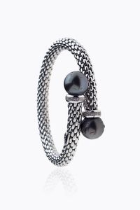 FOPE - Peso gr 41 3 Bracciale semirigido  in oro bianco  firmato Fope  lavorato ad intreccio; terminali con due perle  [..]