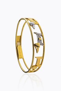 BRACCIALE - Peso gr 25 3 rigido in oro giallo con tre cani in oro bianco e diamanti taglio brillante per totali ct 0 15 ca