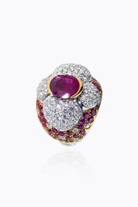 ANELLO - Peso gr 24 9 Misura 12 (52) in oro giallo e bianco  sommit bombata al centro rubino taglio ovale di ct 3 0 ca  [..]