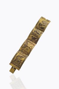 BRACCIALE - Peso gr 93 8 Lunghezza cm 17 in argento dorato  inizi XX secolo  composto da placche con rilievi a motivi egiz [..]