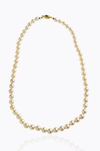GIROCOLLO - Lunghezza cm 47 composta da un filo di perle giapponesi del diam. di mm 7-7.5. Chiusura a botte rigata in oro  [..]