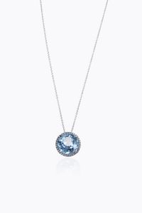 CATENA CON CIONDOLO - Peso gr 6 9 in oro bianco con topazio azzurro taglio rotondo e contorno di diamanti taglio brillante per totali  [..]