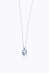 CATENA CON CIONDOLO - Peso gr 3 3 in oro bianco con acquamarina taglio ovale di ct 2 89 ca  sormontata da diamanti taglio brillante  [..]