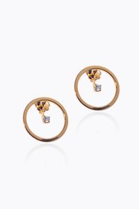 COPPIA DI ORECCHINI - Peso gr 5 3 in oro rosa  a cerchio  con perno trattenente due diamanti taglio brillante per totali ct 0 15ca   [..]
