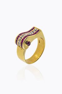 ANELLO - Peso gr 8 7 Misura 15 (55) in oro giallo  sommit a voluta  con due file di rubini taglio carr e cabochon per  [..]