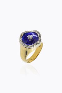 CHEVALIER - Peso gr 9 Misura 10 (50) in oro giallo  sommit mossa con smalto blu e diamantini taglio brillante e 8/8 per totali  [..]