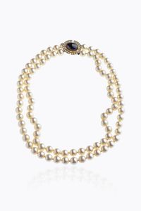 GIROCOLLO - Lunghezza cm 39 composto da due fili di perle giapponesi del diam. di mm 7 5. Chiusura in oro giallo con granato  [..]