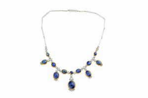 GIROCOLLO - Peso gr 37 2 Lunghezza cm 37 in oro bianco e giallo composto da segmenti rigidi; al centro zaffiri taglio ovale  [..]