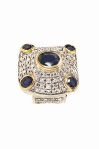 ANELLO - Peso gr 34 5 Misura 11 (51) in oro bianco e giallo  sommit di forma quadrata con lati concavi  al centro zaffiro  [..]