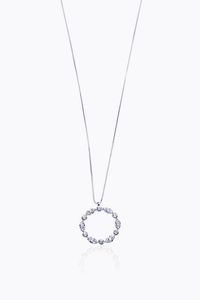 CATENA CON CIONDOLO - Peso gr 2 2 in oro bianco  di forma rotonda  con diamanti taglio brillante per totali ct 0 31 ca  probabile colore  [..]