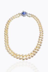 COLLANA - Lunghezza cm 50 composta da due fili di perle giapponesi a scalare dal diam. di mm 10 7 a 7. Chiusura in oro bianco  [..]