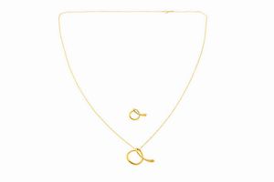 TIFFANY & CO. - Peso gr 12 9 Demi-parure in oro giallo composta da catena con ciondolo e spilla  firmati Elsa Peretti per Tiffany  [..]