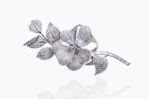 SPILLA - Peso gr 55 Cm 13x6 in platino a forma di ramo fiorito con diamanti taglio 8/8 per totali ct 10 0 ca  probabile  [..]