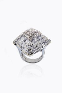 ANELLO - Peso gr 20 8 Misura 15 (55) in oro bianco  sommit romboidale  con diamanti taglio brillante  baguette e trapezio  [..]