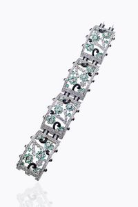 IMPORTANTE BRACCIALE - Peso gr 77 2 Lunghezza cm 17 5 composto da quattro placche rigide curve con decori floreali in diamanti taglio  [..]