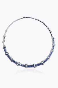 GIROCOLLO - Peso gr 46 2 composto da segmenti rigidi in oro bianco con zaffiri taglio baguette per totali ct 7 50 ca e piccoli  [..]