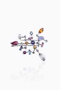 CARTIER - Peso gr 15 cm 5x4 5 Spilla in oro bianco  di forma geometrica  con ametiste  peridoti  acquamarine  quarzi citrini  [..]