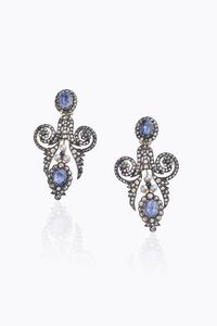 COPPIA DI ORECCHINI - Peso gr 36 7 pendenti  in oro a bassa caratura ed argento  a volute  con zaffiri Ceylon taglio ovale per totali  [..]