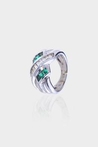 ANELLO - Peso gr 11 3 Misura 17 (57) in oro bianco  sommit ad intreccio con smeraldi taglio carr per totali ct 0 80 ca  [..]