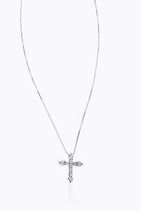 CATENA CON CIONDOLO - Peso gr1 7 in oro bianco  a forma di croce  con diamanti taglio brillante per totali ct 0 14 ca  probabile colore  [..]