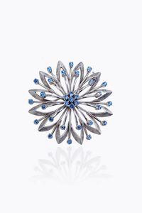 SPILLA - Peso gr12 1 Diam. cm 4 in oro bianco satinato a forma di rosone con pietre sintetiche azzurre