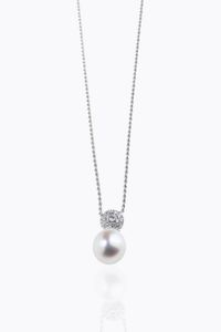CATENA CON CIONDOLO - Peso gr 6 1 in oro bianco  con semisfera in diamanti taglio brillante per totali ct 0 25 ca  terminante con perla  [..]