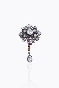 SPILLA - Peso gr 14 cm 5 5x3 in oro rosa a bassa caratura ed argento  XIX secolo  con rosette per totali ct 3 0 ca; rosetta  [..]