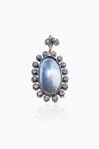 CIONDOLO - Peso gr 17 1 in oro giallo a bassa caratura ed argento  con grande perla mab ovale e rosette di diamanti  a contorno  [..]