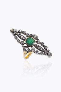 ANELLO - Peso gr 8 2 Misura 22 (62) in oro giallo ed argento  sommit� in stile  con volute recanti al centro smeraldo taglio  [..]