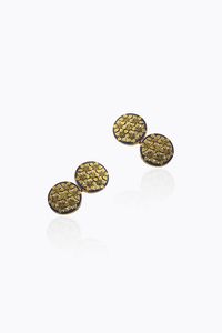 COPPIA DI GEMELLI - Peso gr 7 3 in oro giallo  di forma rotonda  inizi XX secolo  con fiori e smalto blu