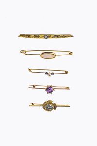 LOTTO DI CINQUE SPILLE - Peso complessivo gr 22 1 in oro giallo a bassa caratura a barretta di varie forme e misure