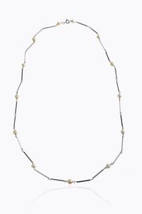 COLLANA - Peso gr12 9 Lunghezza cm 60 composta da segmenti rigidi in oro bianco alternati a perle (difetti) del diam. di  [..]