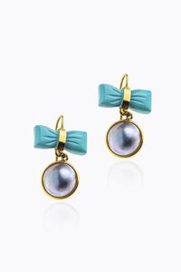 COPPIA DI ORECCHINI - Peso gr 7 9 in oro giallo  ad amo  con fiocchi in turchesi e perle mab nei toni del grigio