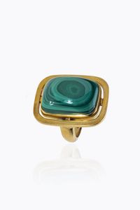 ANELLO - Peso gr 13 3 Misura 8 (48) in oro giallo  sommit rettangolare con malachite cabochon